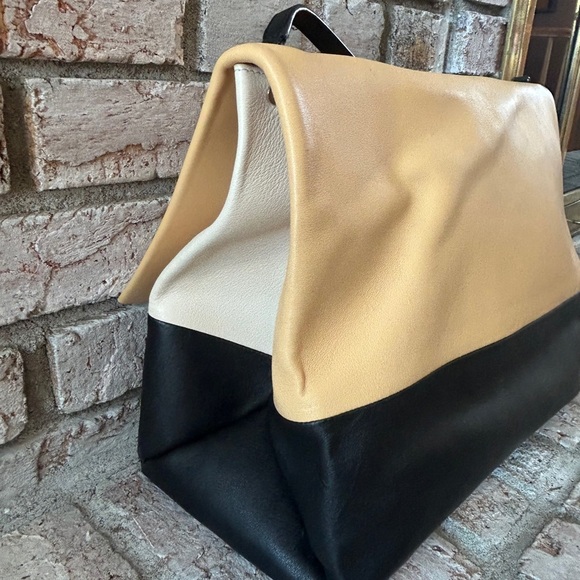 Celine Black and Cream Leather Shoulder Bag - Picture 10 of 16